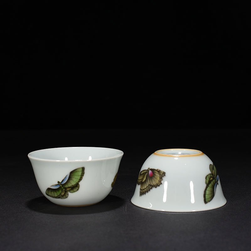 Qing Dynasty Yongzheng pastel three-autumn butterfly pattern cylinder cup