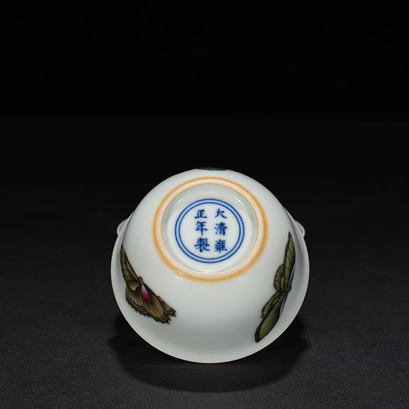 Qing Dynasty Yongzheng pastel three-autumn butterfly pattern cylinder cup