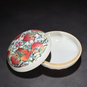 Qing Dynasty Yongzheng pastel eight peach pattern fruit box holding box