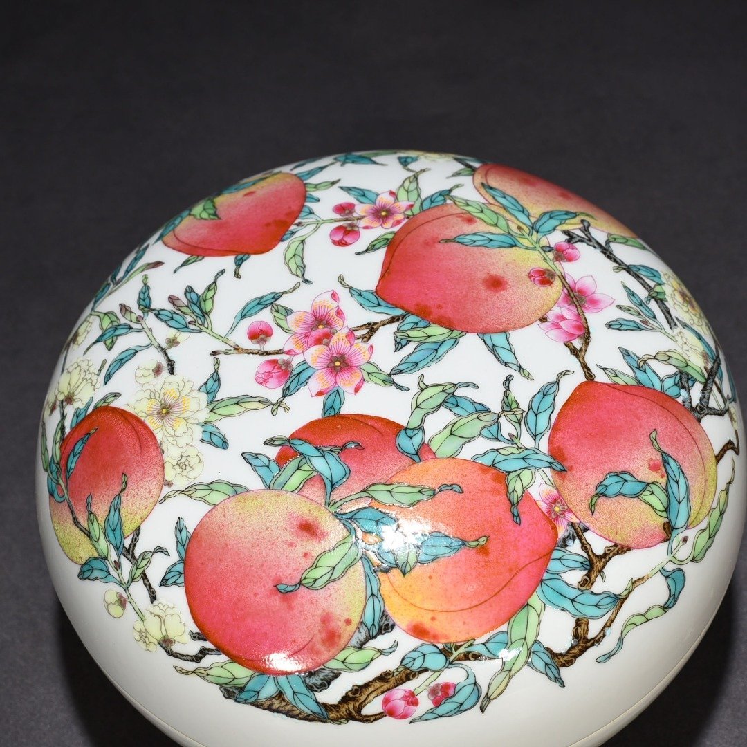 Qing Dynasty Yongzheng pastel eight peach pattern fruit box holding box