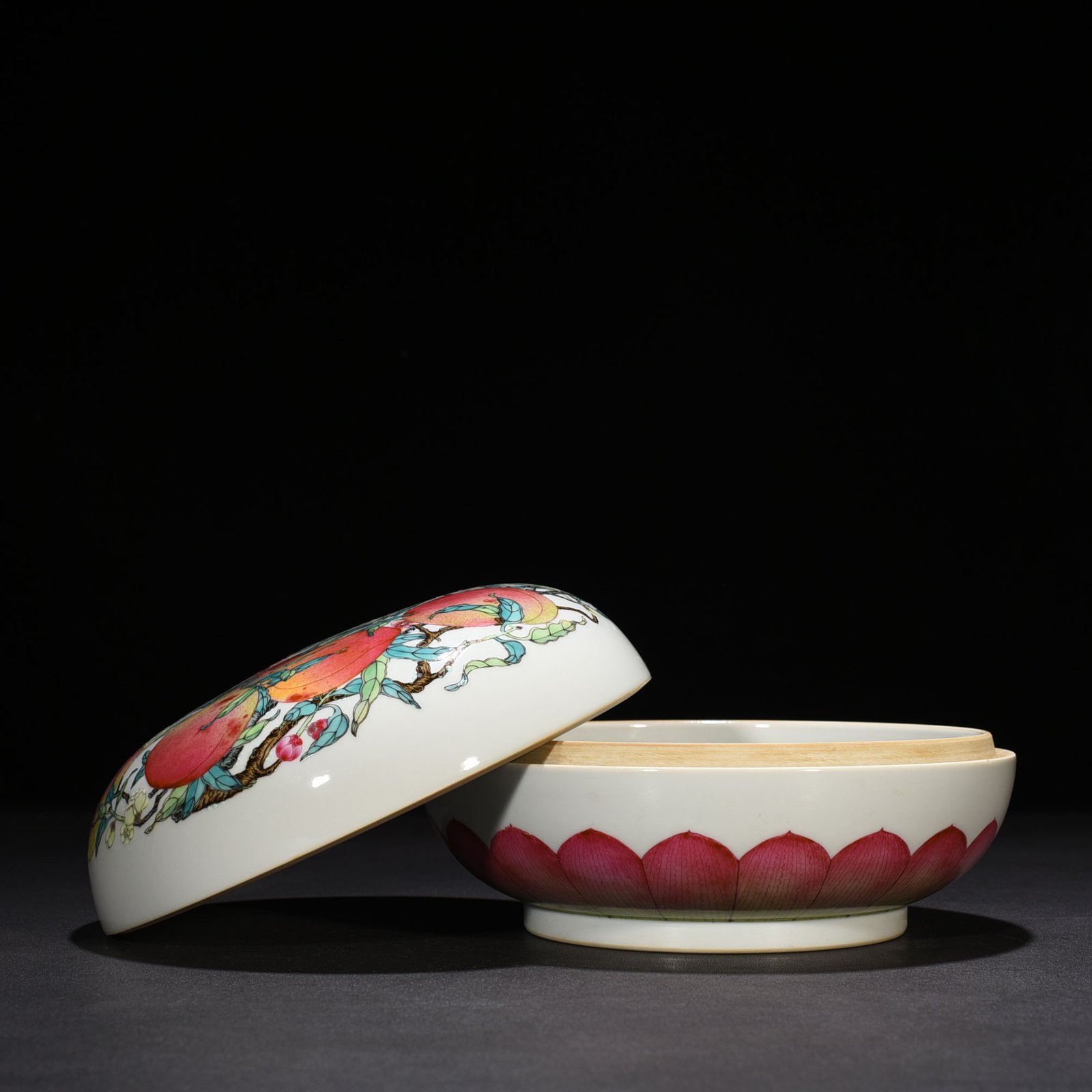 Qing Dynasty Yongzheng pastel eight peach pattern fruit box holding box