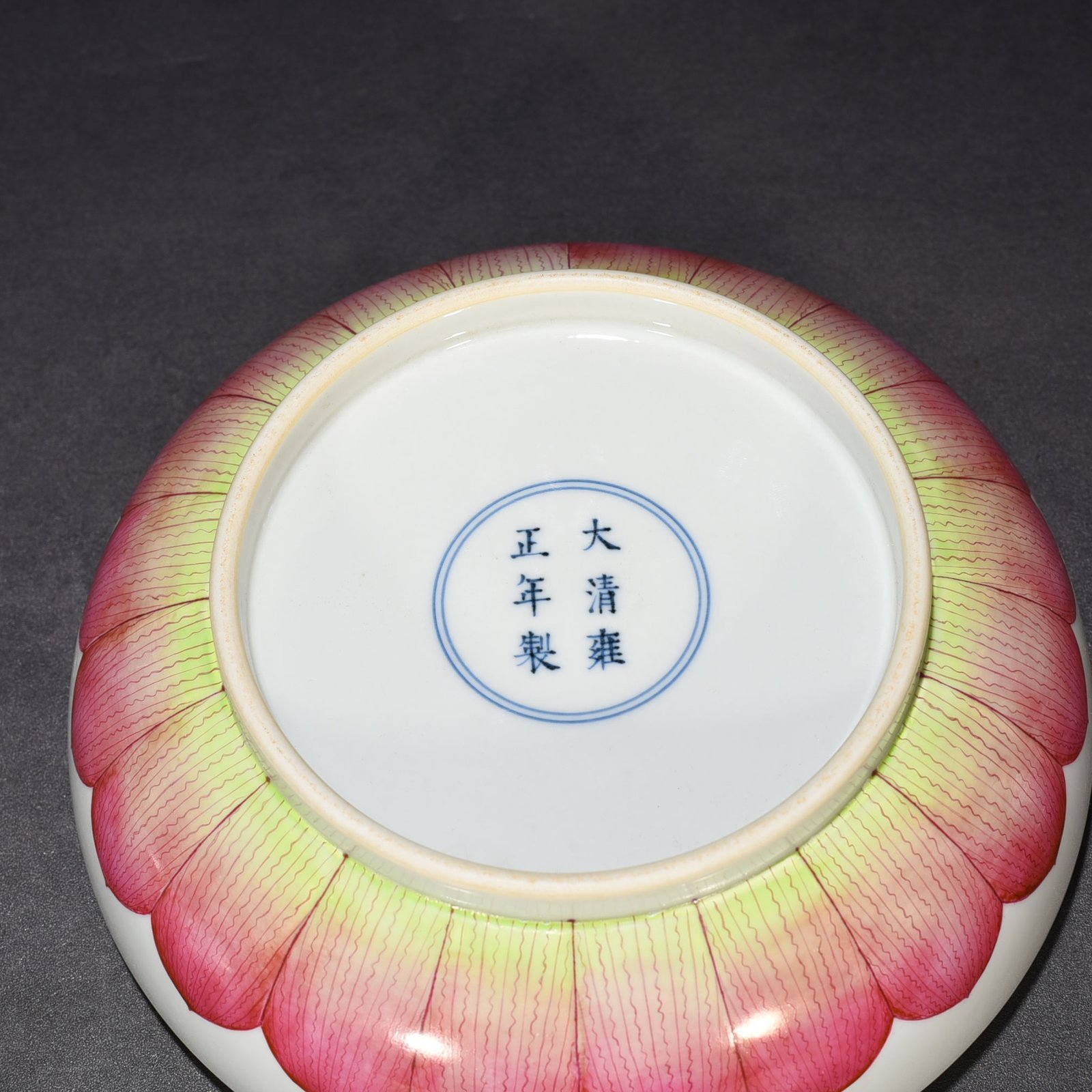 Qing Dynasty Yongzheng pastel eight peach pattern fruit box holding box