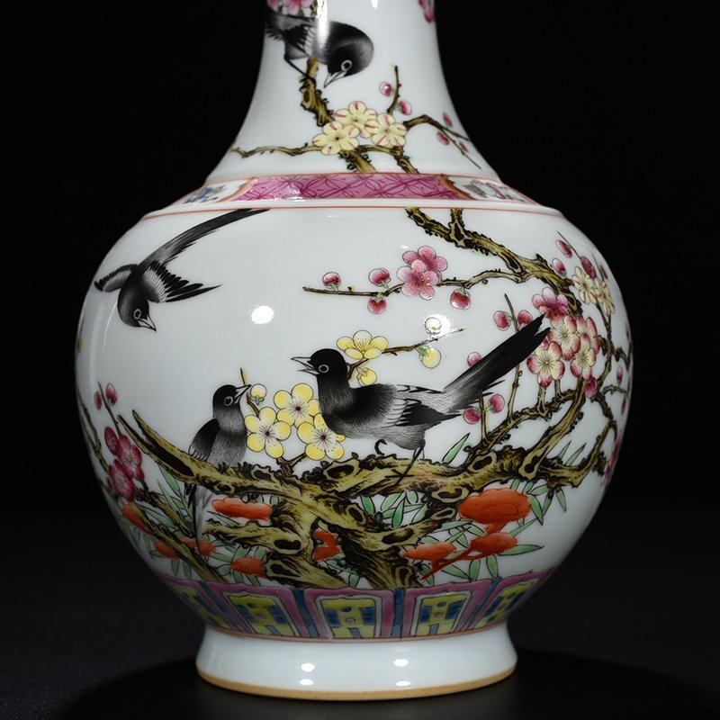 Qing Dynasty Yongzheng pastel magpie and plum blossom vase