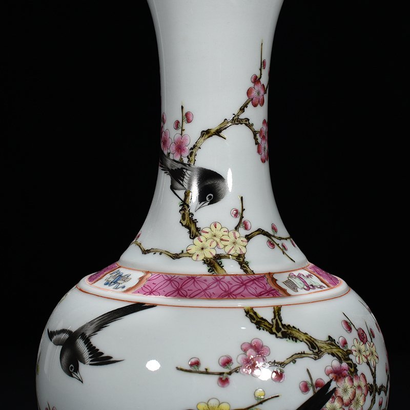 Qing Dynasty Yongzheng pastel magpie and plum blossom vase