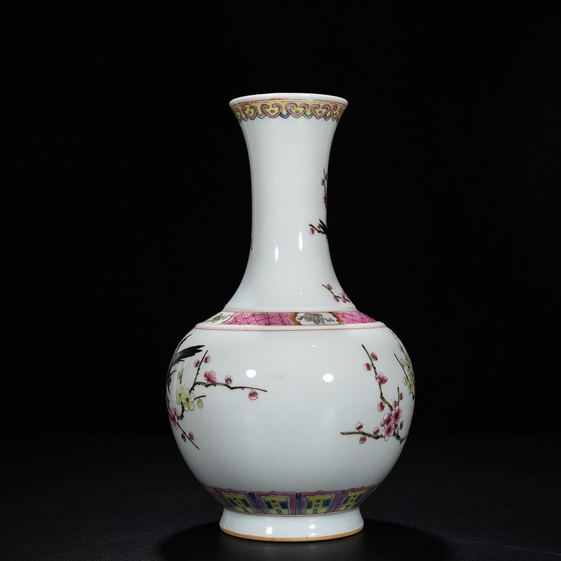Qing Dynasty Yongzheng pastel magpie and plum blossom vase