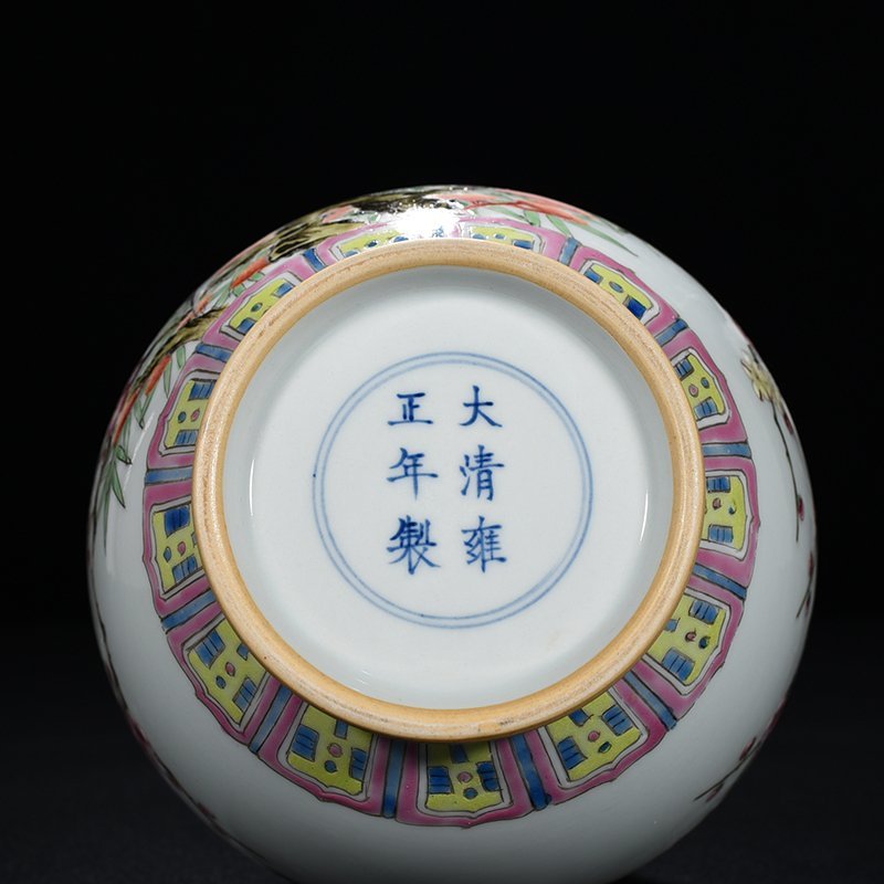 Qing Dynasty Yongzheng pastel magpie and plum blossom vase