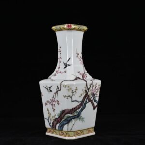 Qing Dynasty Yongzheng pastel magpie plum pattern square vase