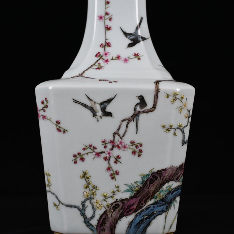 Qing Dynasty Yongzheng pastel magpie plum pattern square vase