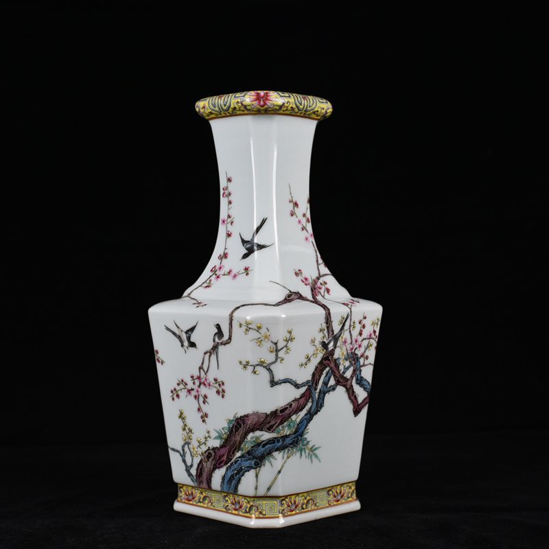 Qing Dynasty Yongzheng pastel magpie plum pattern square vase
