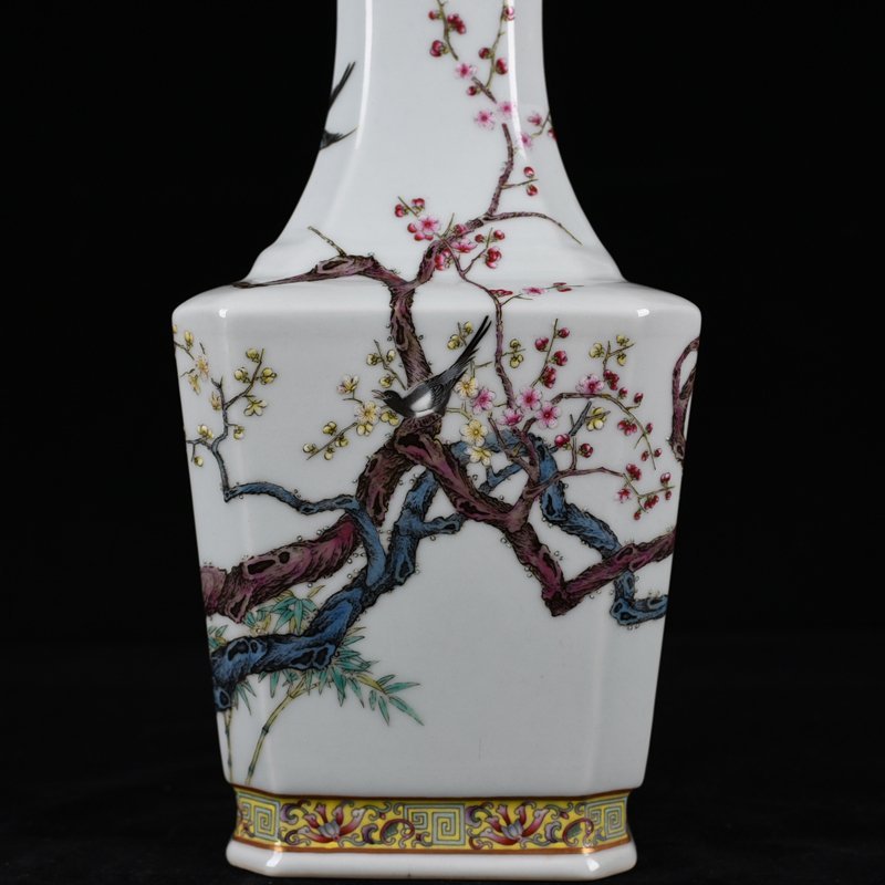 Qing Dynasty Yongzheng pastel magpie plum pattern square vase