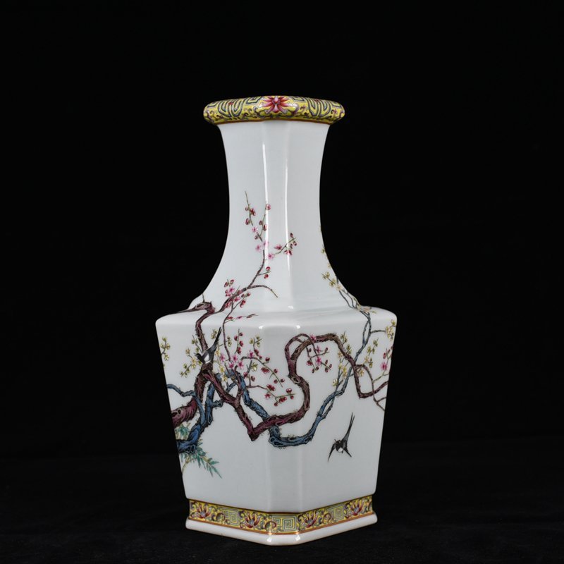 Qing Dynasty Yongzheng pastel magpie plum pattern square vase
