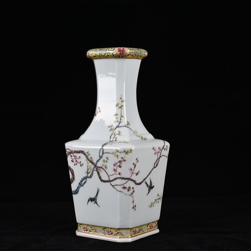 Qing Dynasty Yongzheng pastel magpie plum pattern square vase