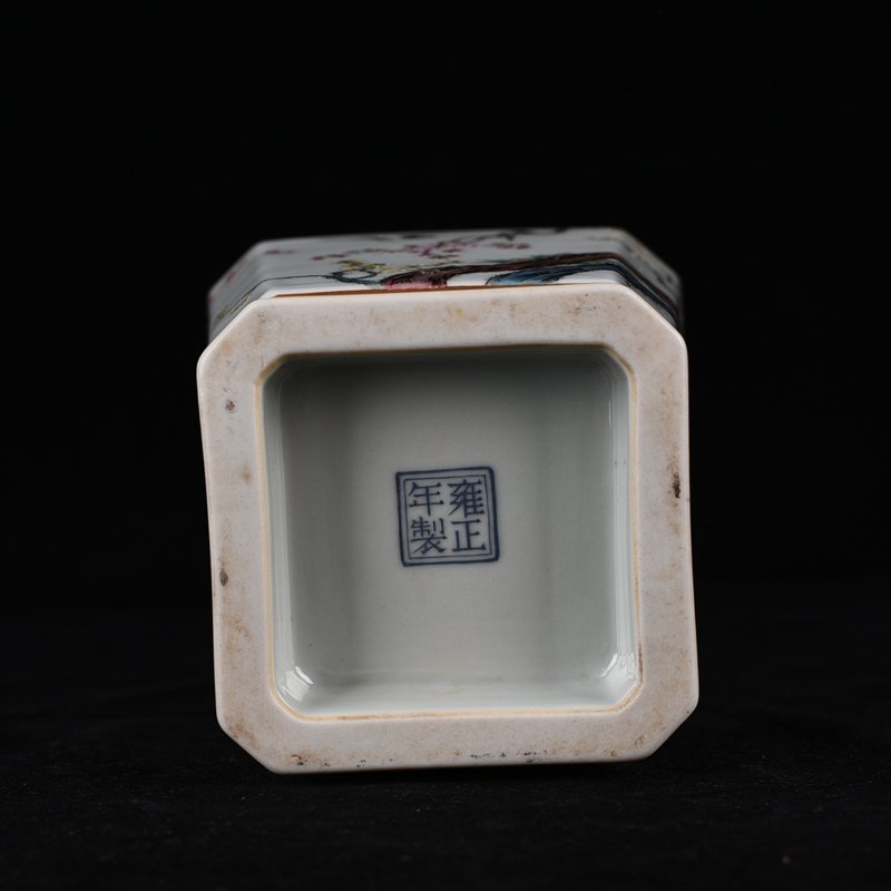 Qing Dynasty Yongzheng pastel magpie plum pattern square vase