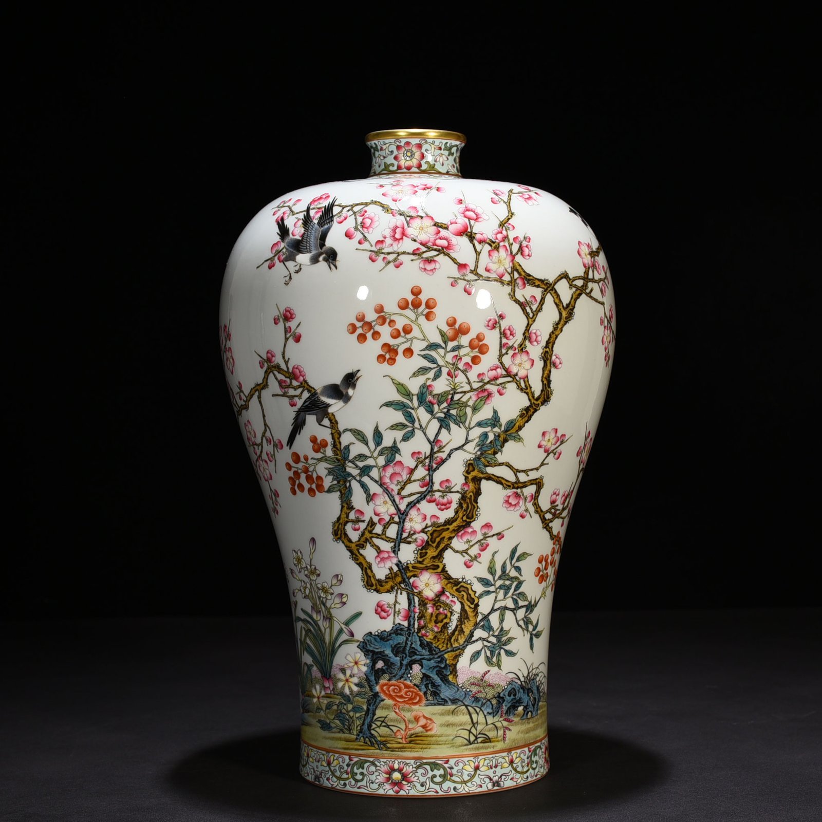 Qing Dynasty Yongzheng pastel magpie ascending plum blossoms and bird pattern plum vase