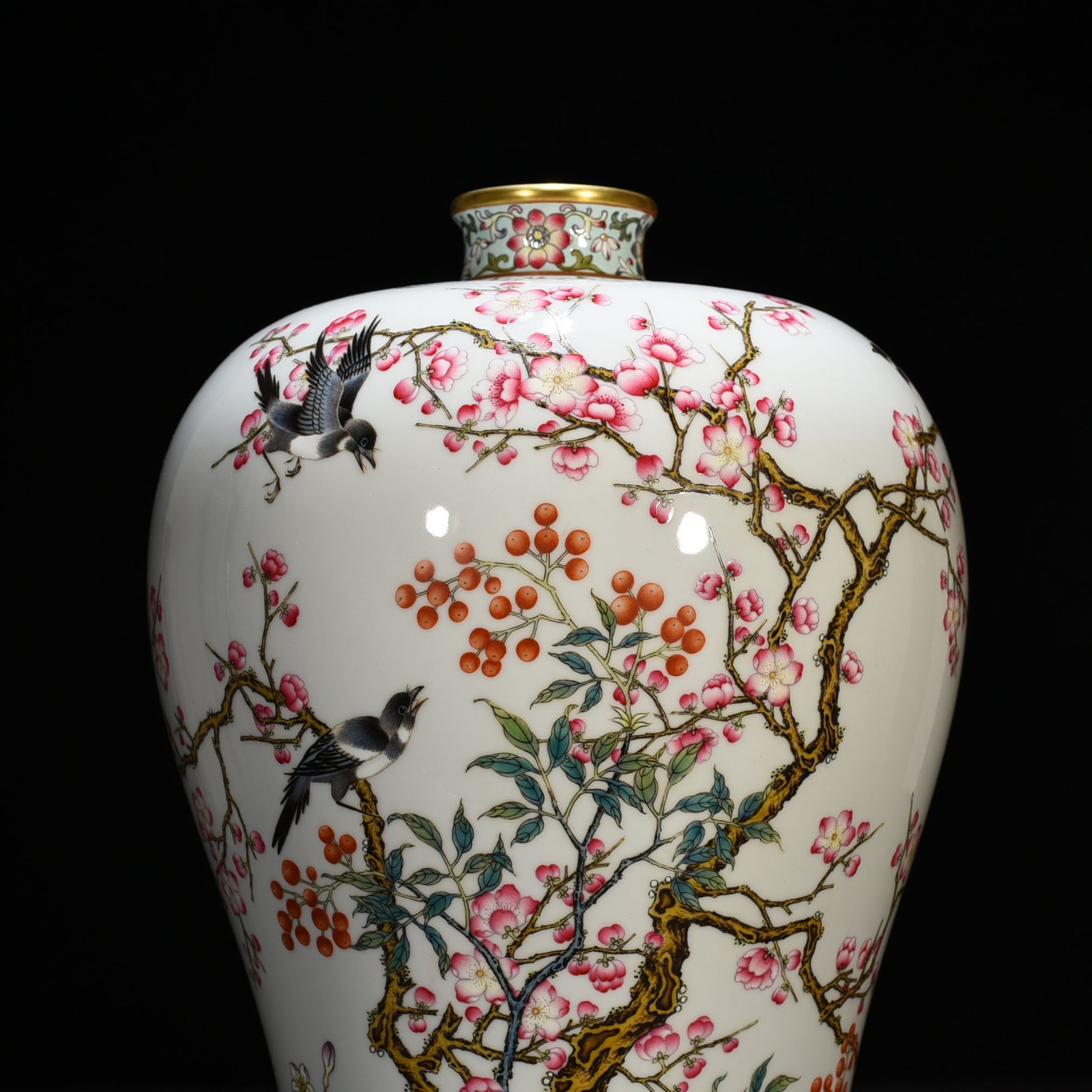 Qing Dynasty Yongzheng pastel magpie ascending plum blossoms and bird pattern plum vase