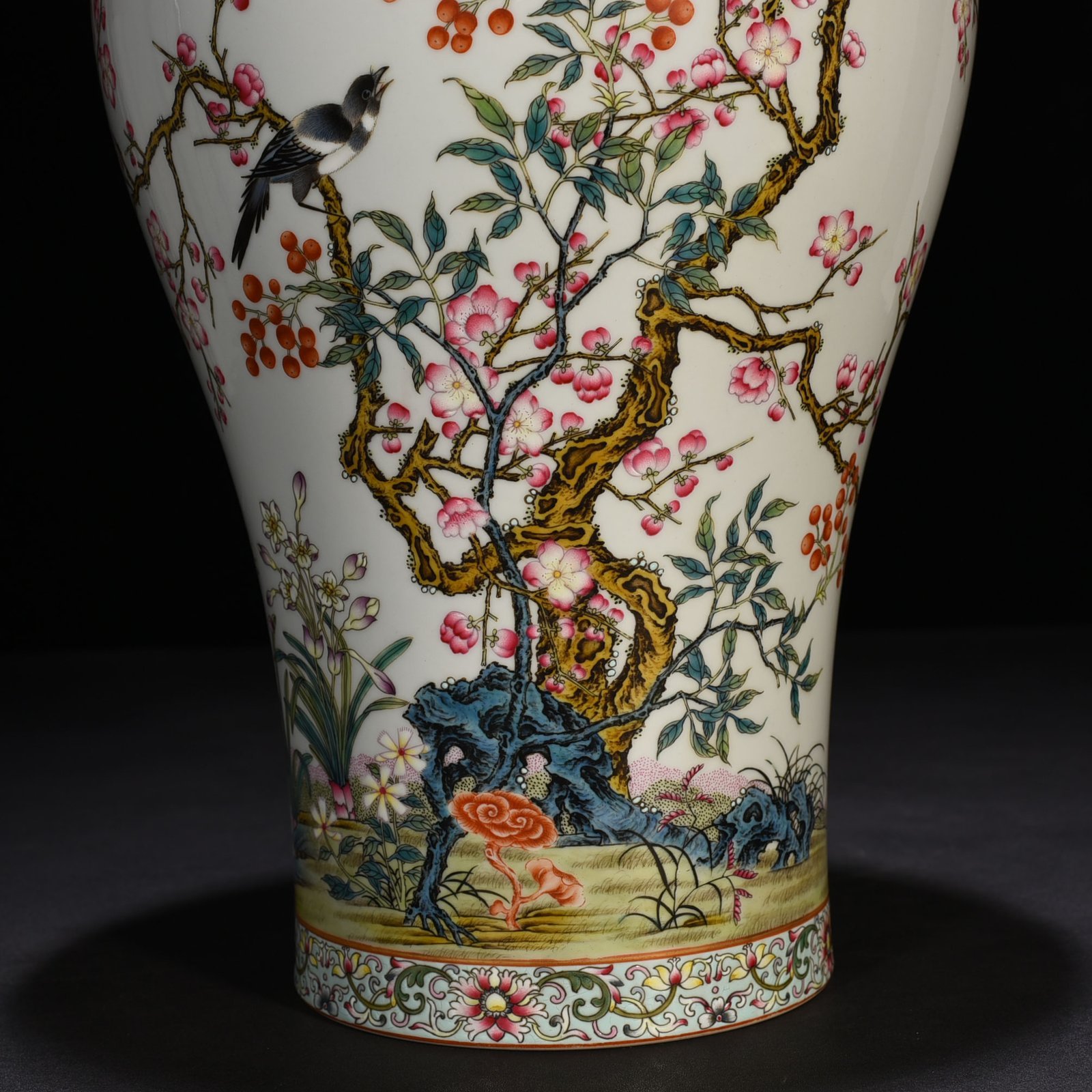 Qing Dynasty Yongzheng pastel magpie ascending plum blossoms and bird pattern plum vase