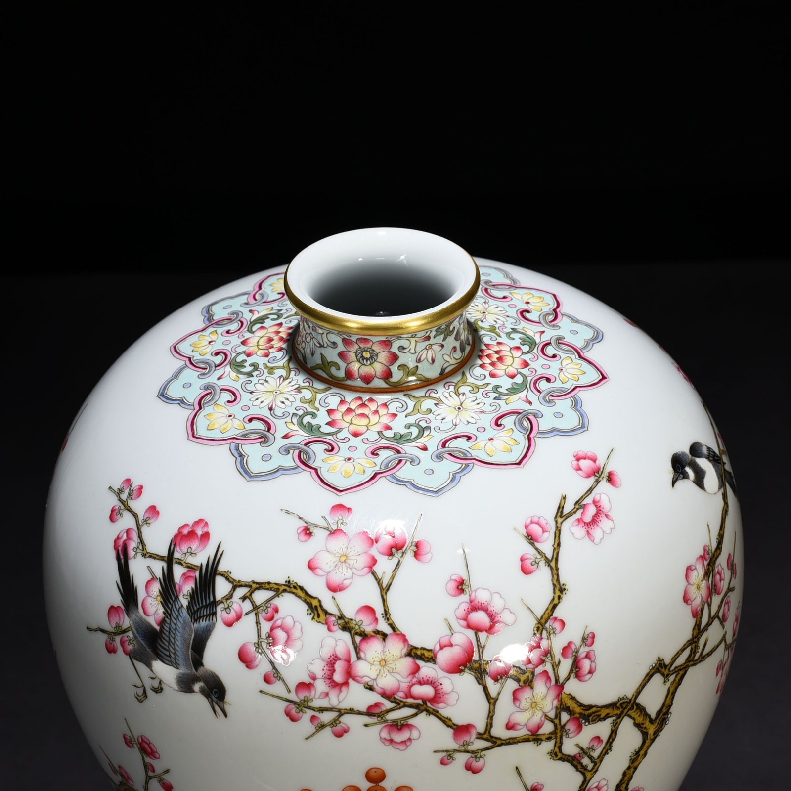 Qing Dynasty Yongzheng pastel magpie ascending plum blossoms and bird pattern plum vase