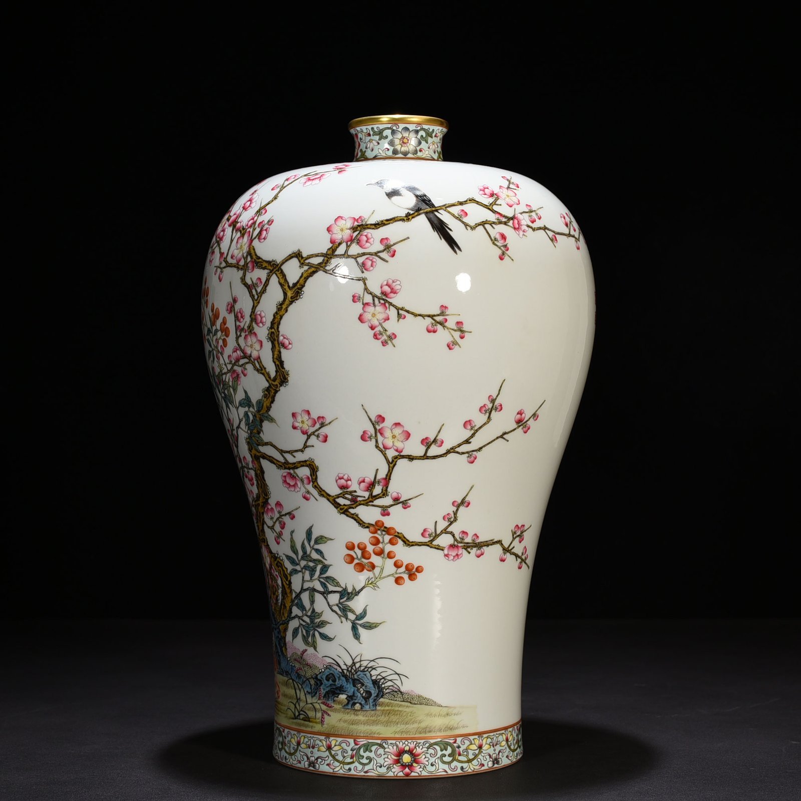 Qing Dynasty Yongzheng pastel magpie ascending plum blossoms and bird pattern plum vase