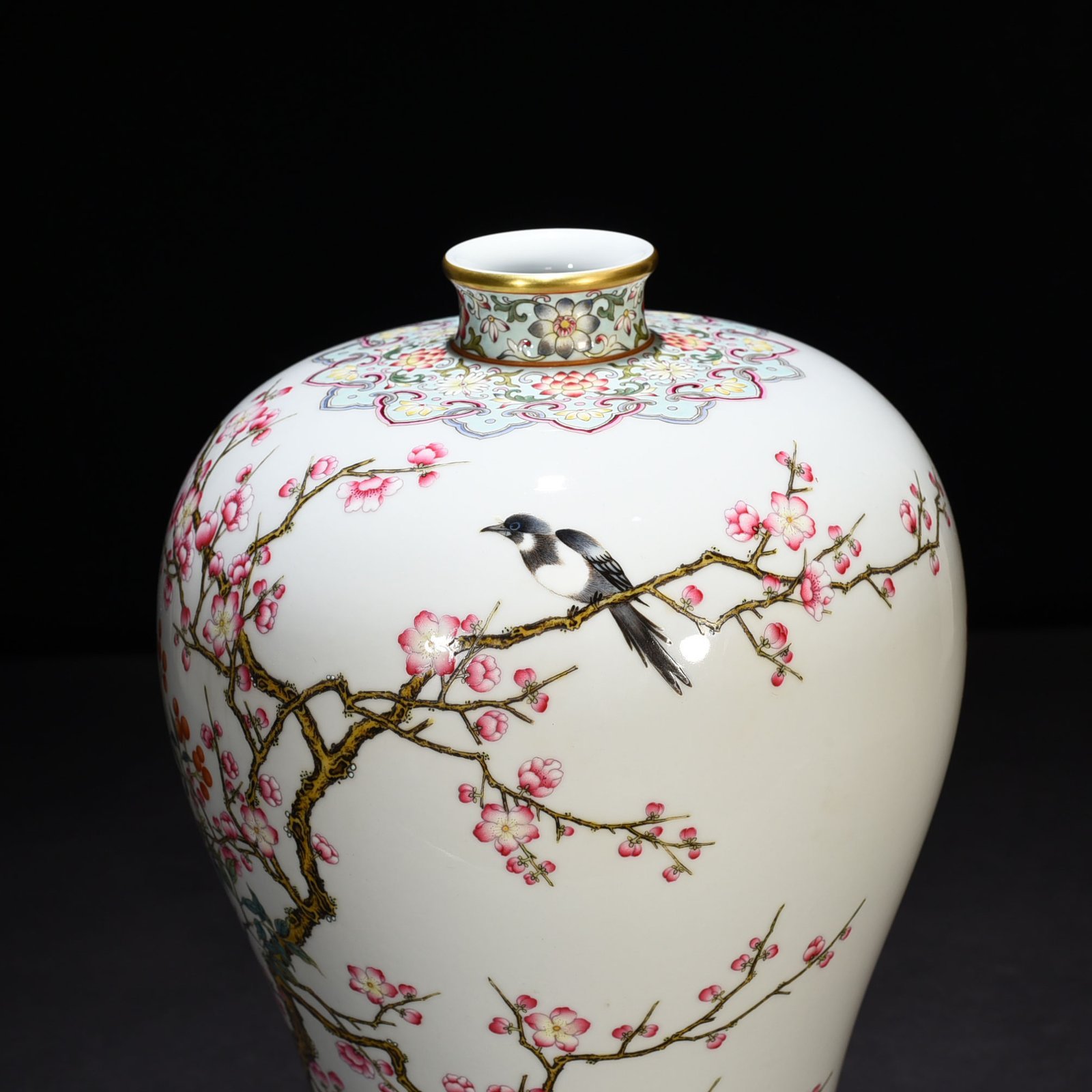 Qing Dynasty Yongzheng pastel magpie ascending plum blossoms and bird pattern plum vase