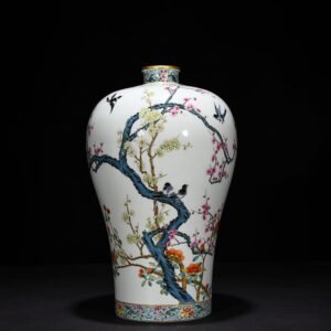 Qing Dynasty Yongzheng pastel magpie making plum blossom bird plum vase