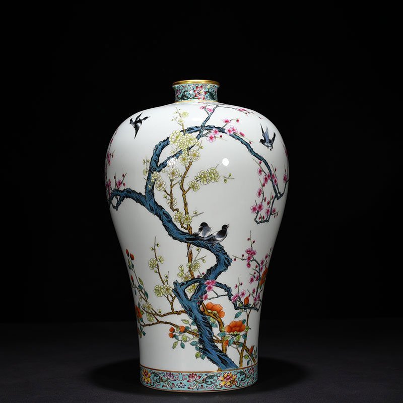 Qing Dynasty Yongzheng pastel magpie making plum blossom bird plum vase