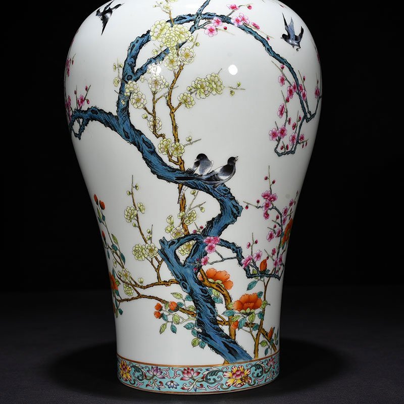Qing Dynasty Yongzheng pastel magpie making plum blossom bird plum vase