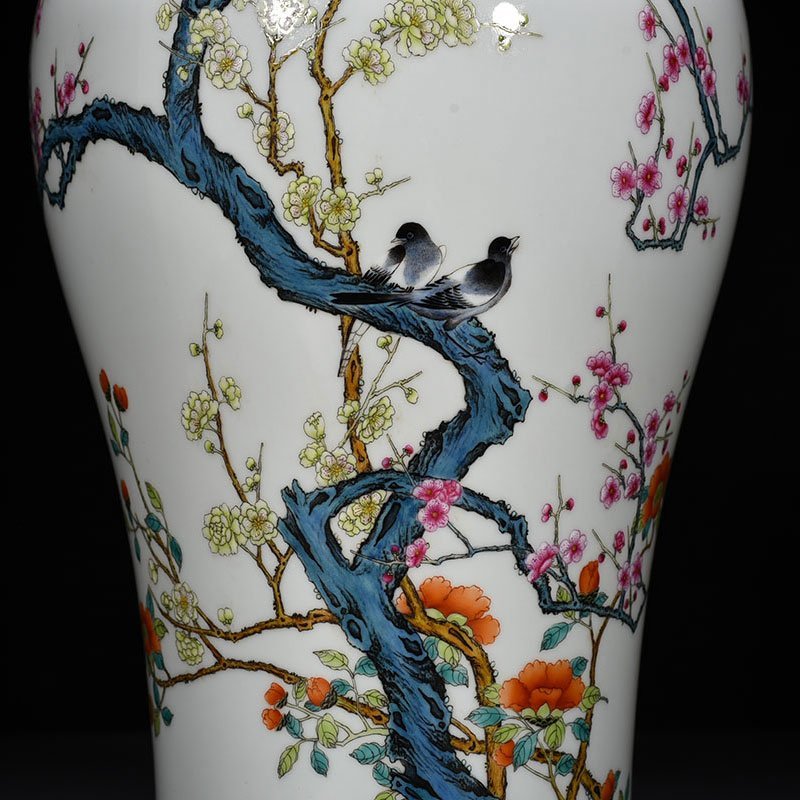 Qing Dynasty Yongzheng pastel magpie making plum blossom bird plum vase