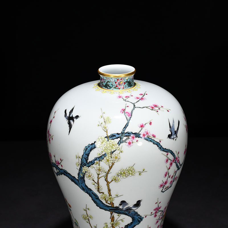 Qing Dynasty Yongzheng pastel magpie making plum blossom bird plum vase