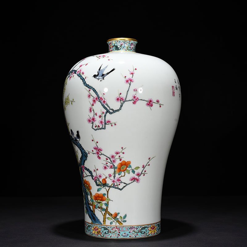 Qing Dynasty Yongzheng pastel magpie making plum blossom bird plum vase