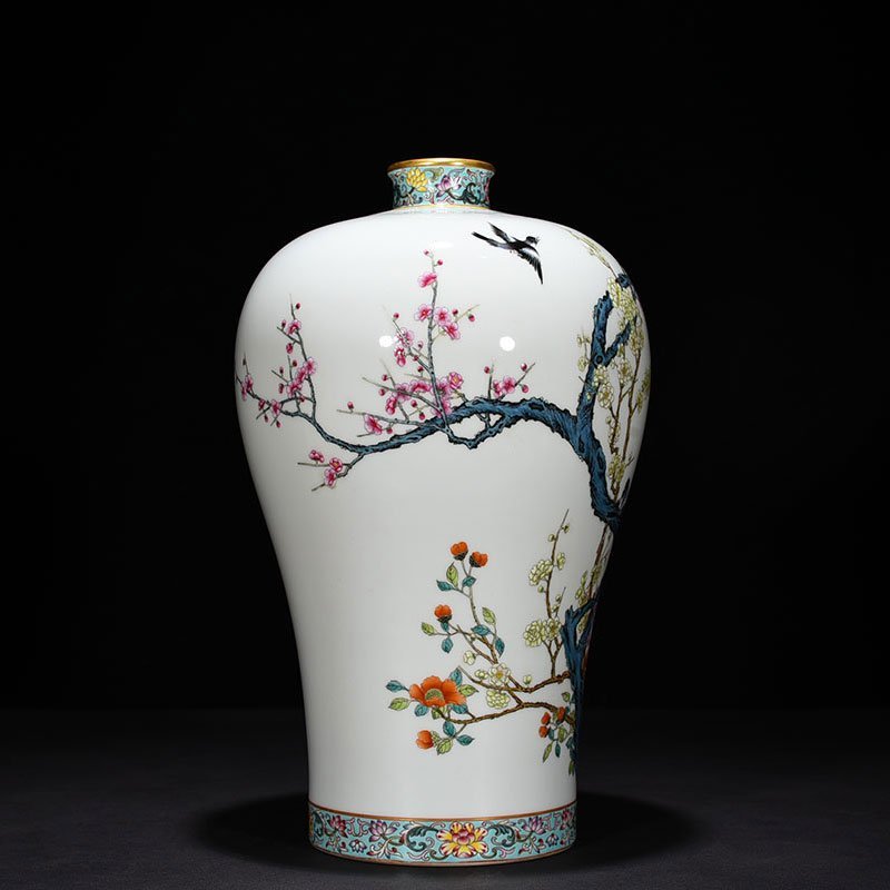 Qing Dynasty Yongzheng pastel magpie making plum blossom bird plum vase