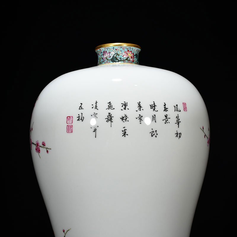 Qing Dynasty Yongzheng pastel magpie making plum blossom bird plum vase