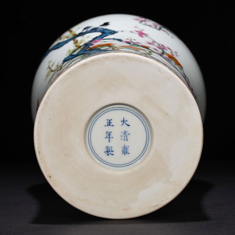 Qing Dynasty Yongzheng pastel magpie making plum blossom bird plum vase