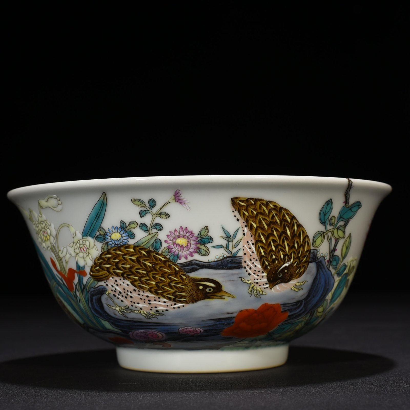 Qing Dynasty Yongzheng pastel bowl with live and work pattern