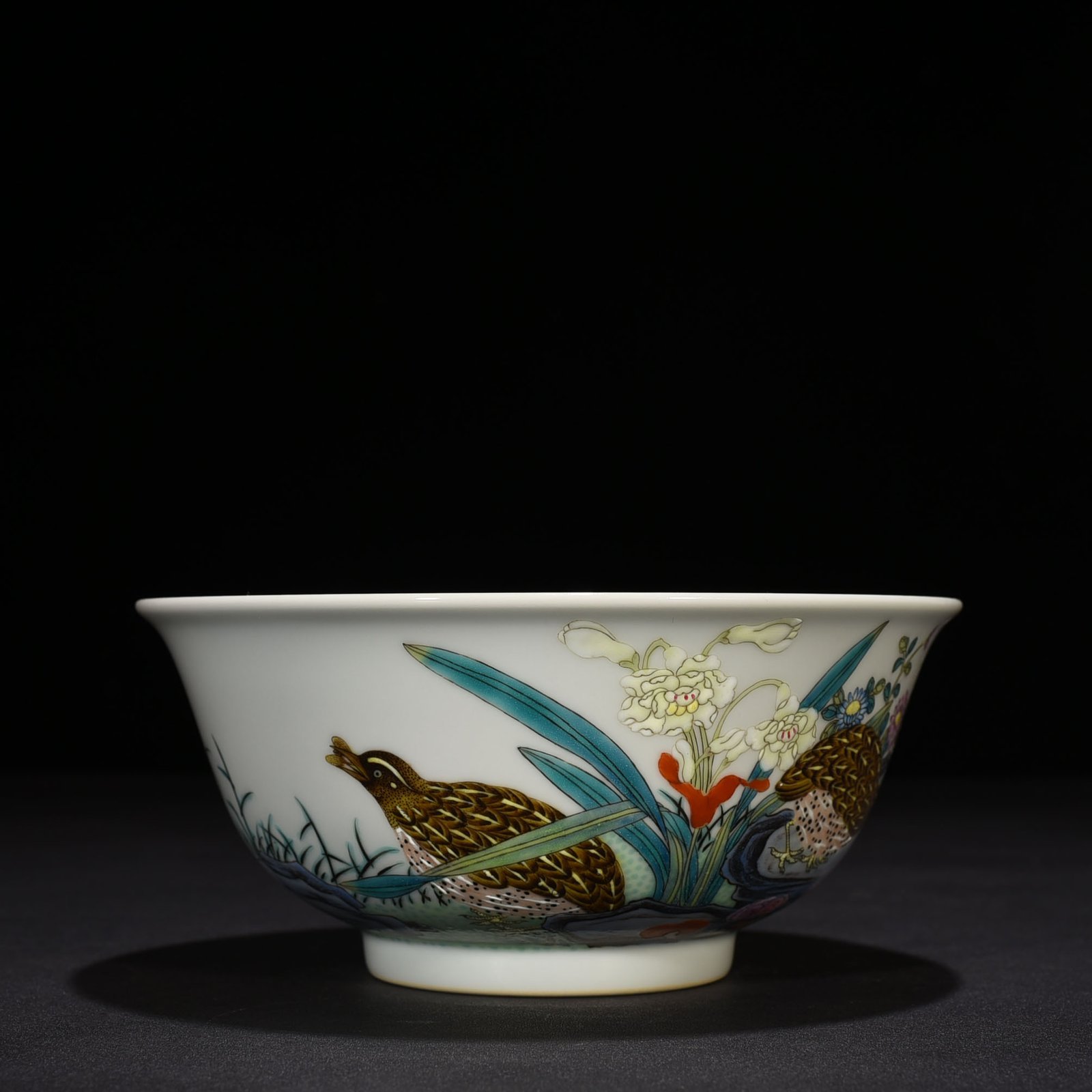 Qing Dynasty Yongzheng pastel bowl with live and work pattern