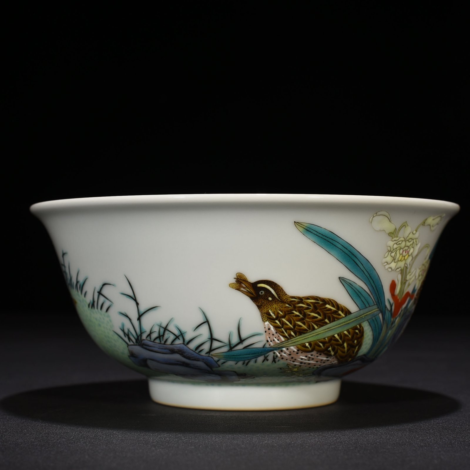 Qing Dynasty Yongzheng pastel bowl with live and work pattern