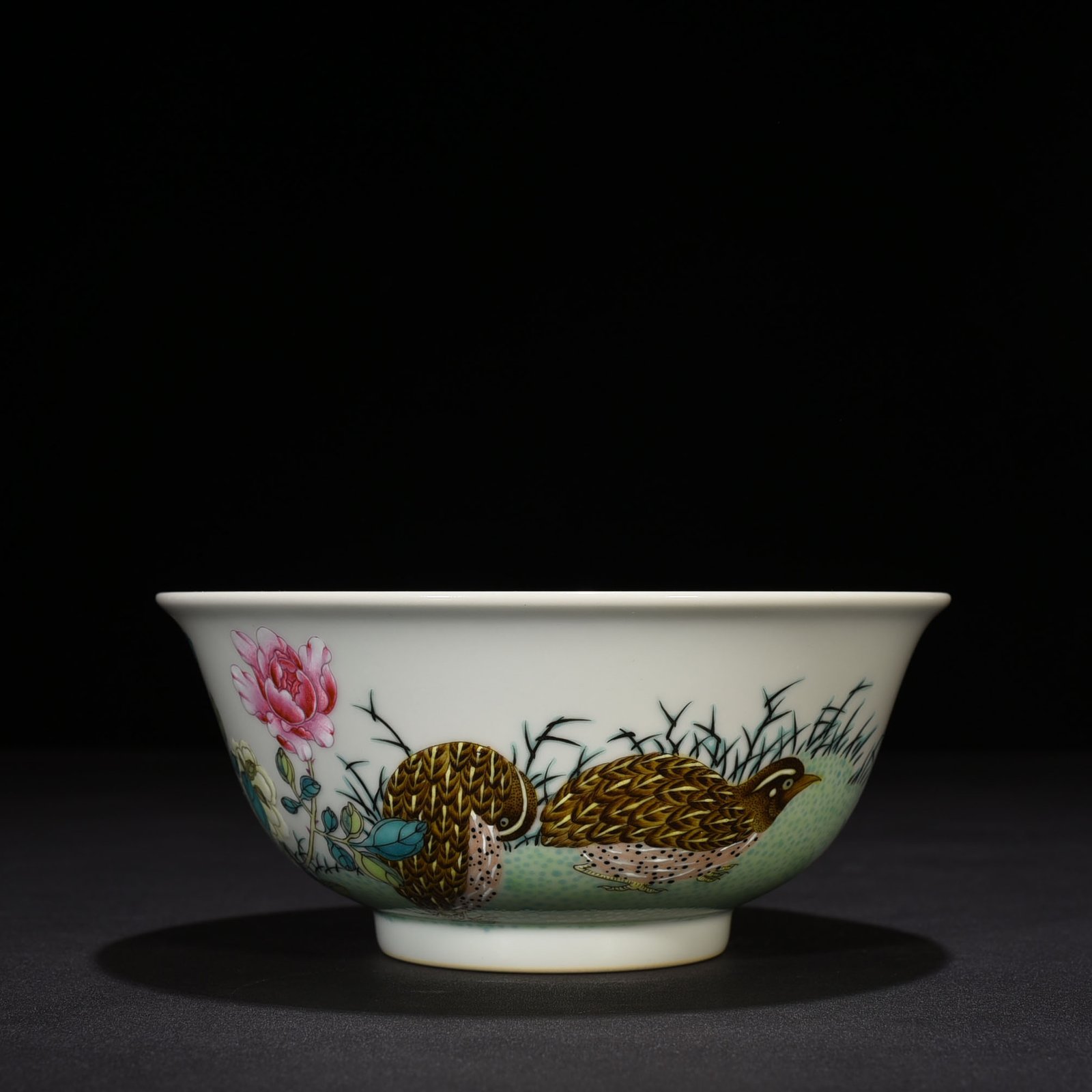 Qing Dynasty Yongzheng pastel bowl with live and work pattern