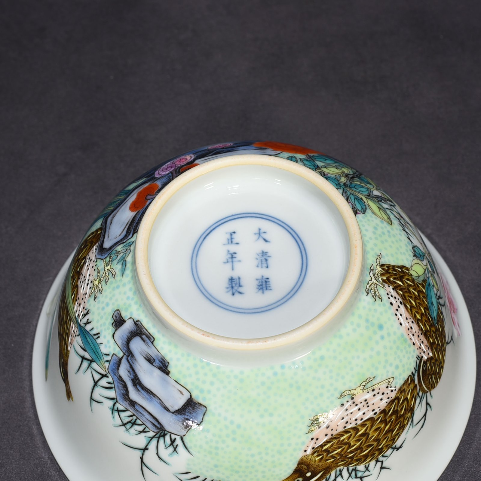 Qing Dynasty Yongzheng pastel bowl with live and work pattern