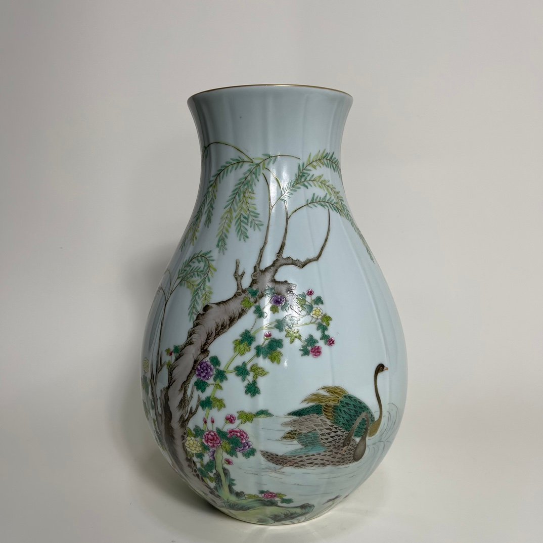 Qing Dynasty Yongzheng famille rose Hui Chongchun River late scene melon edge vase