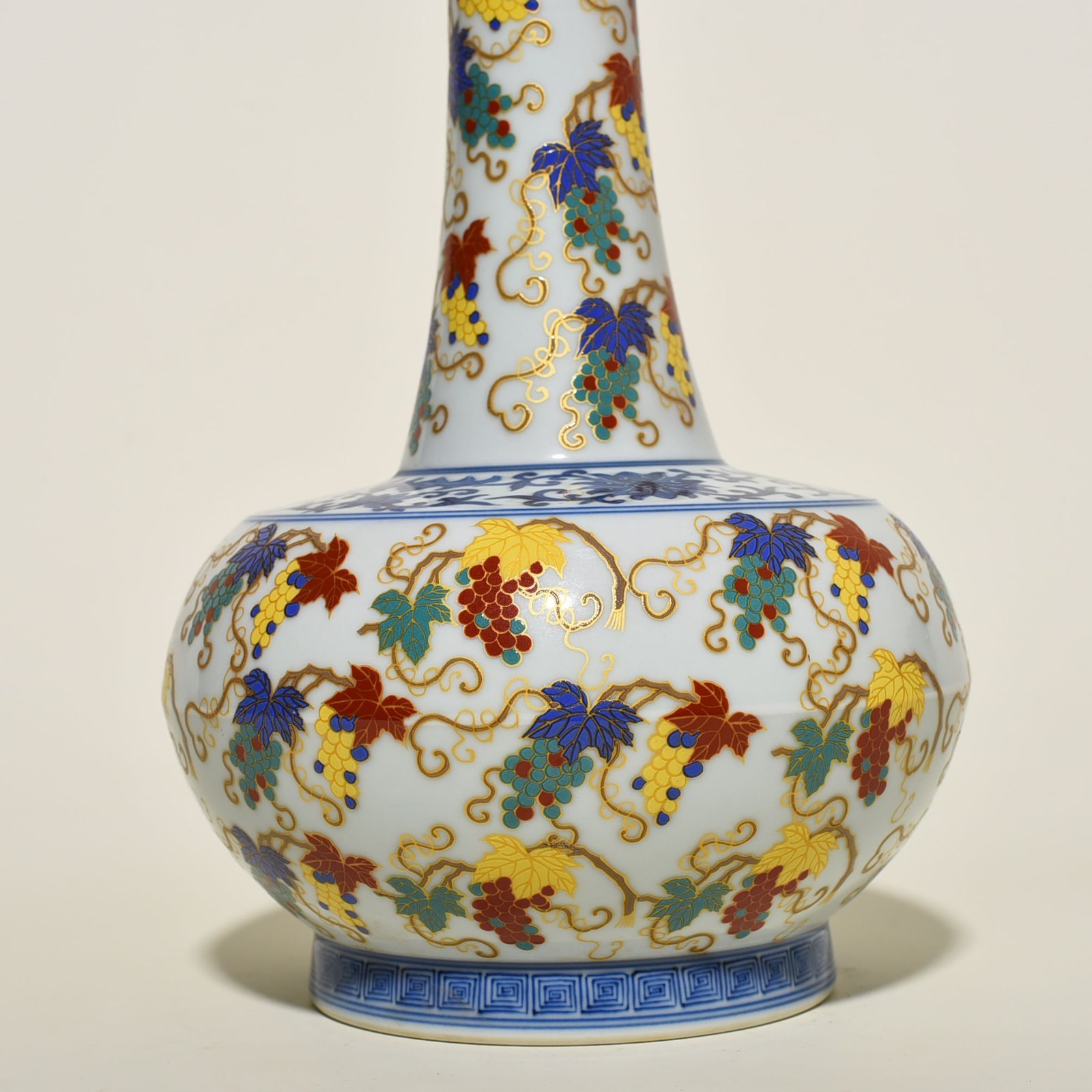 Qing Dynasty Yongzheng pastel gold-plated bottle with grape pattern