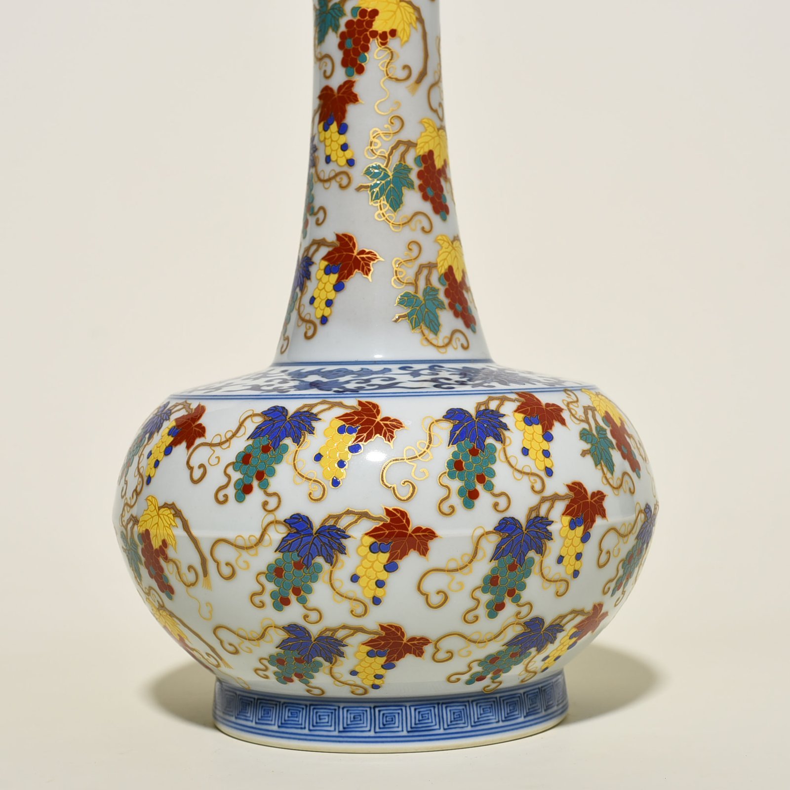 Qing Dynasty Yongzheng pastel gold-plated bottle with grape pattern