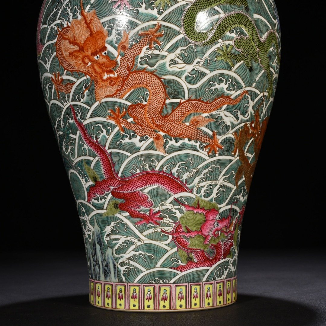 Qing Dynasty Yongzheng pastel gold-painted plum vase