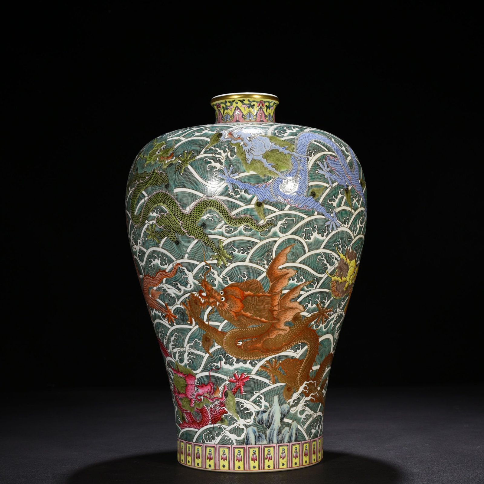 Qing Dynasty Yongzheng pastel gold-painted plum vase