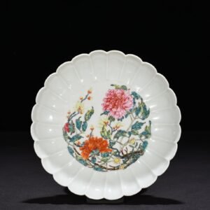 Qing Dynasty Yongzheng pastel peony flower pattern chrysanthemum petal plate