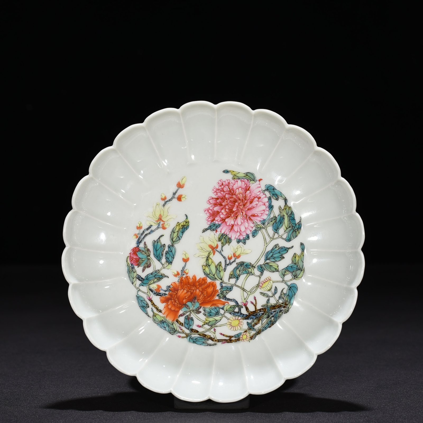 Qing Dynasty Yongzheng pastel peony flower pattern chrysanthemum petal plate