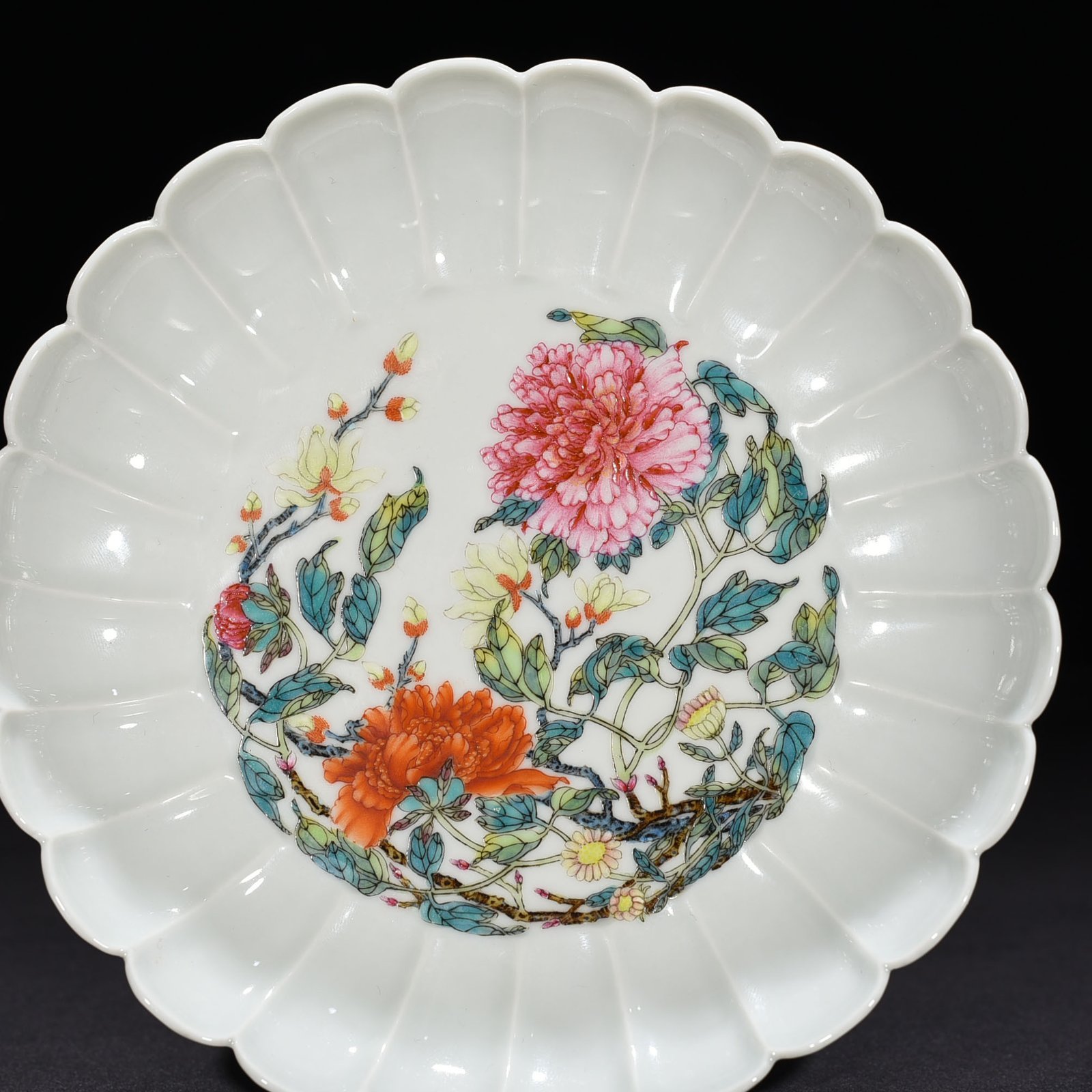 Qing Dynasty Yongzheng pastel peony flower pattern chrysanthemum petal plate