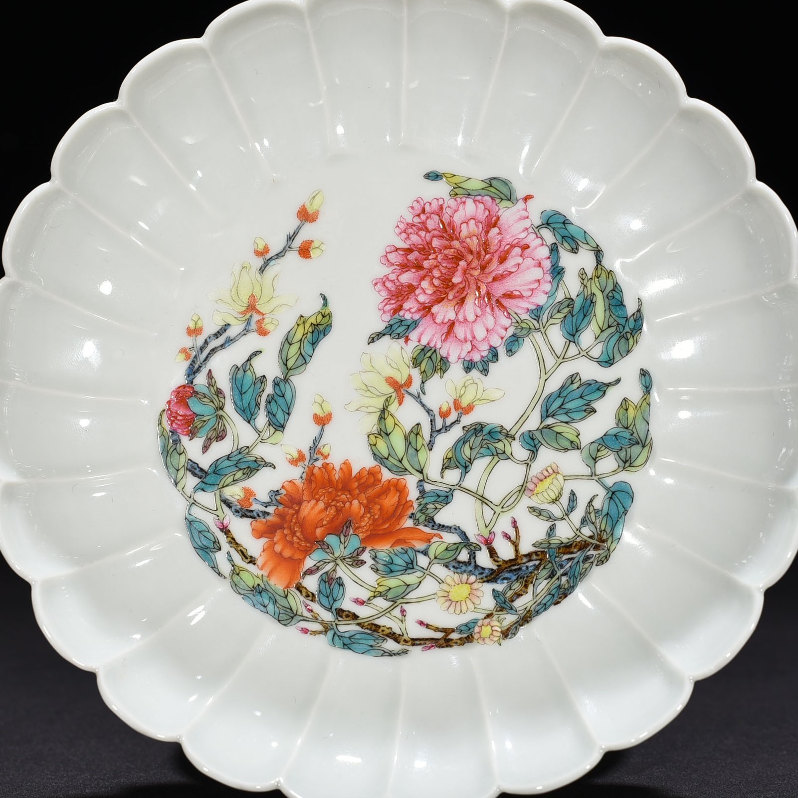 Qing Dynasty Yongzheng pastel peony flower pattern chrysanthemum petal plate