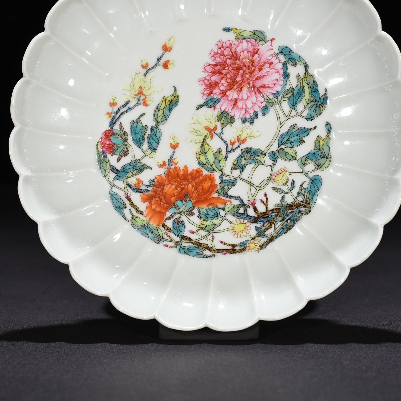 Qing Dynasty Yongzheng pastel peony flower pattern chrysanthemum petal plate