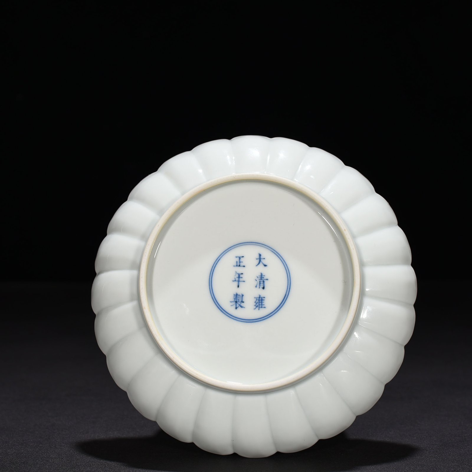 Qing Dynasty Yongzheng pastel peony flower pattern chrysanthemum petal plate