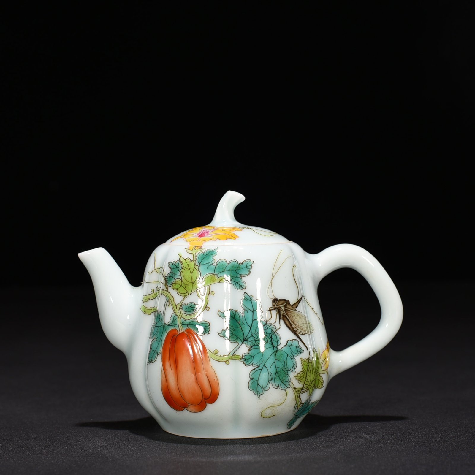Qing Dynasty Yongzheng pastel melon and fruit pattern pot