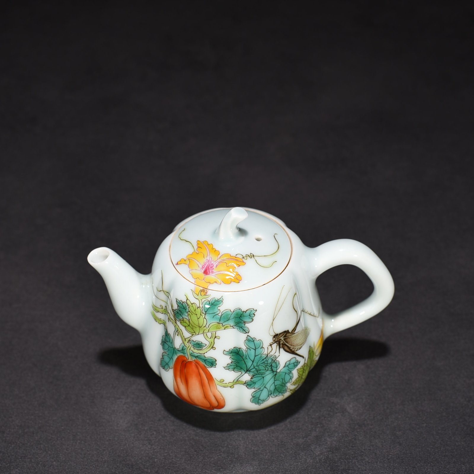 Qing Dynasty Yongzheng pastel melon and fruit pattern pot